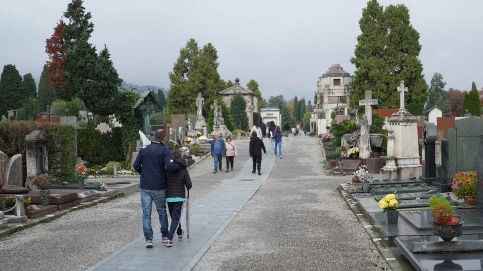 Il viale del Cimitero monumentale di Bergamo, in Viale Pirovano