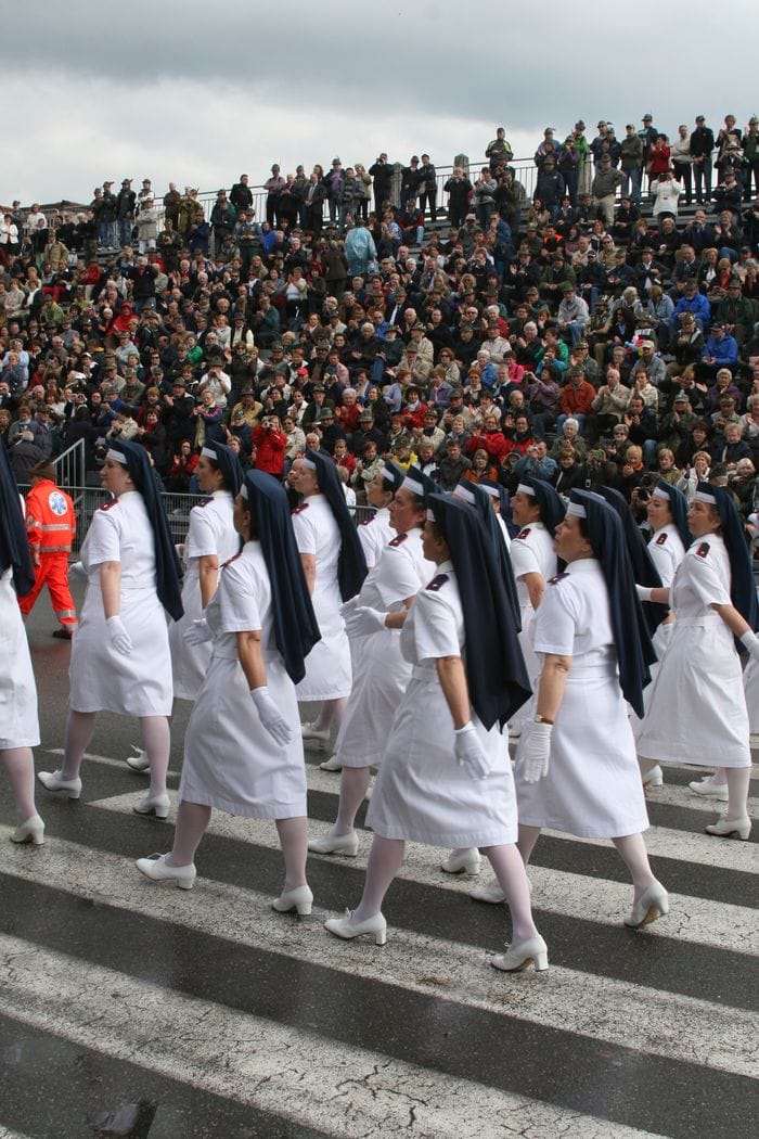 Una sfilata delle crocerossine