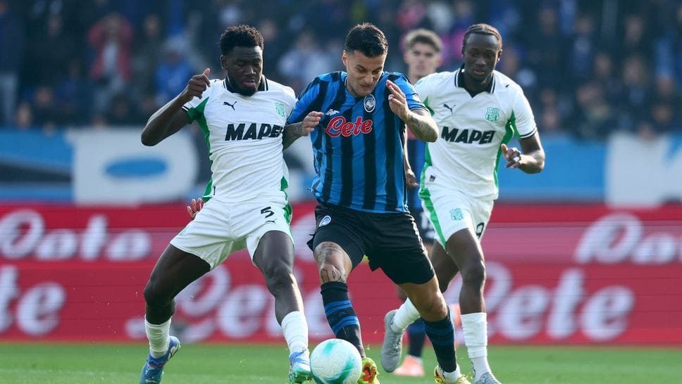 Gianluca Scamacca contro il Sassuolo, prima della sosta. L’attaccante nerazzurro è tornato a Zingonia ed è a disposizione di Palladino per la gara di Napoli
