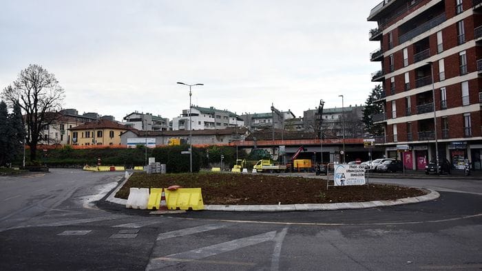 https://storage.ecodibergamo.it/media/photologue/2025/11/18/photos/cache/e-brt-in-largo-tironi-conclusi-i-lavori-al-rondo-ristretta-via-dei-caniana_4912896c-c3ee-11f0-bfb0-f7fb2d03a348_1920_1080_v3_large_16_9.jpg