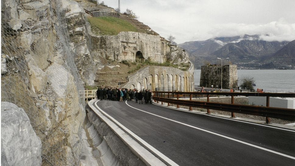 La «passeggiata» prima del taglio del nastro della nuova strada di collegamento tra Tavernola e Acquaiolo, frazione di Parzanica. Era il 18 novembre 2000
