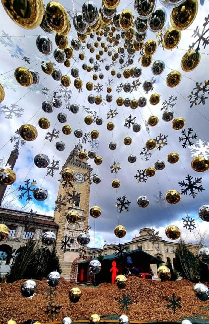 Il villaggio di Natale in allestimento in centro a Bergamo