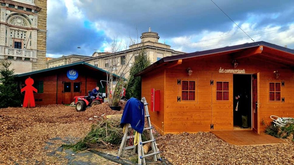 Il villaggio di Natale in allestimento in centro a Bergamo