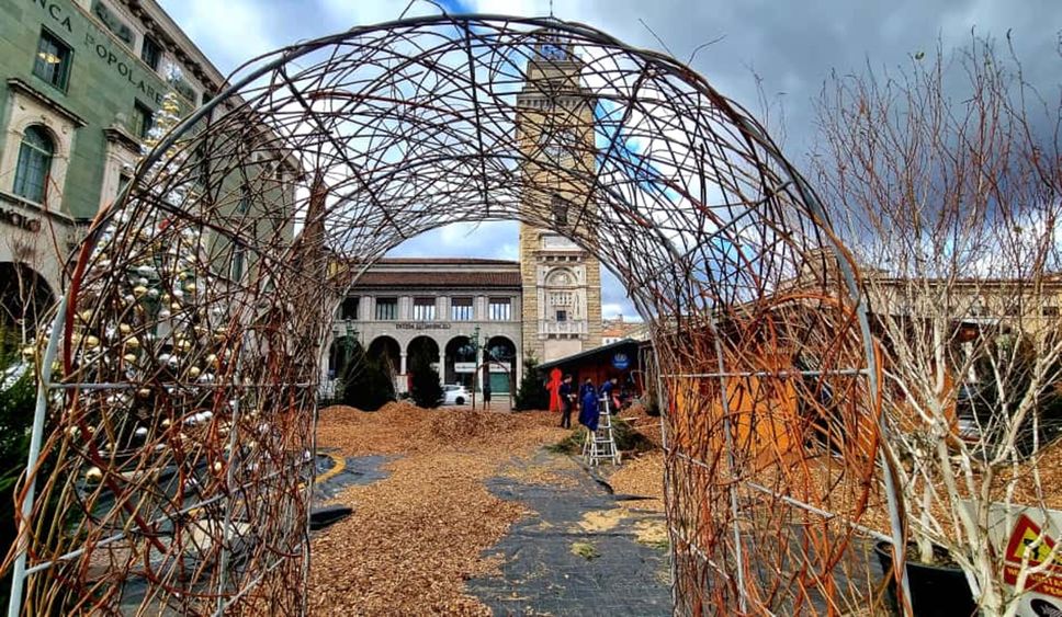 Il villaggio di Natale in allestimento in centro a Bergamo