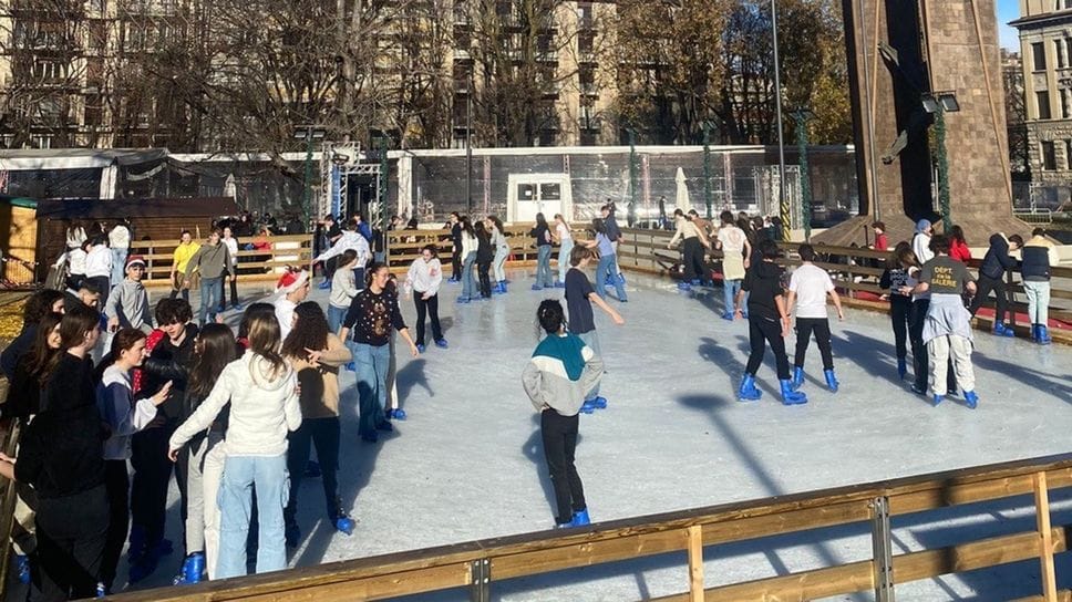 La pista di pattinaggio in Piazzale Alpini