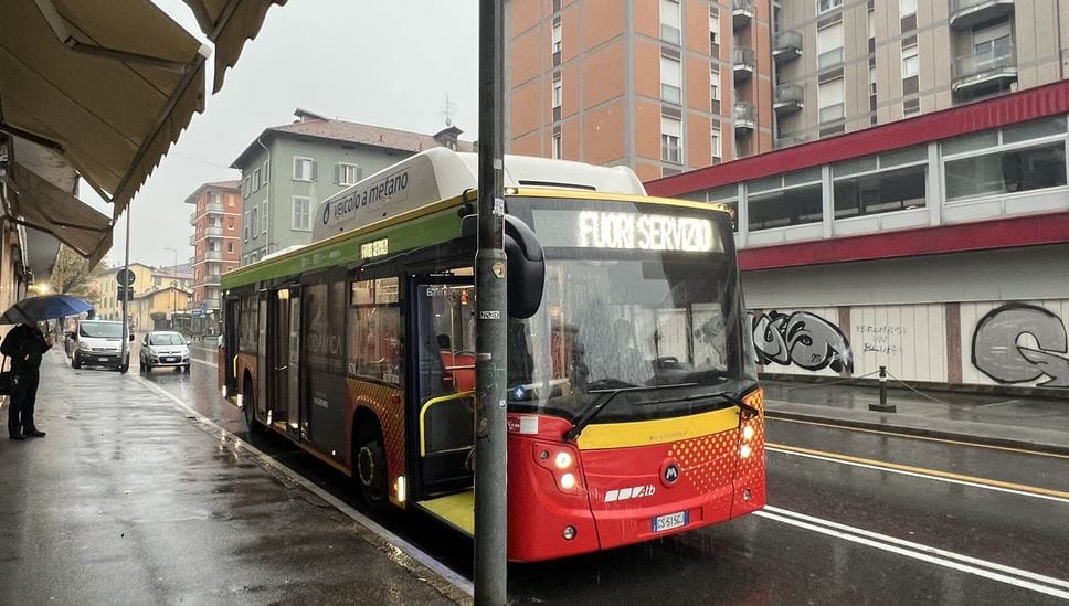 Il pullman fermo domenica dopo essere stato evacuato dei passeggeri