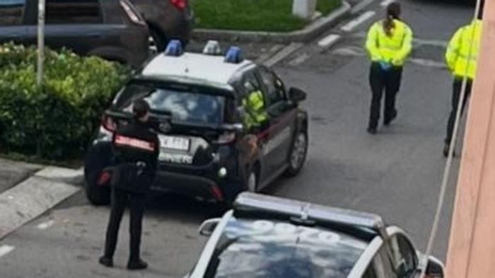 Urla in strada a Bergamo, giovane portato in ospedale