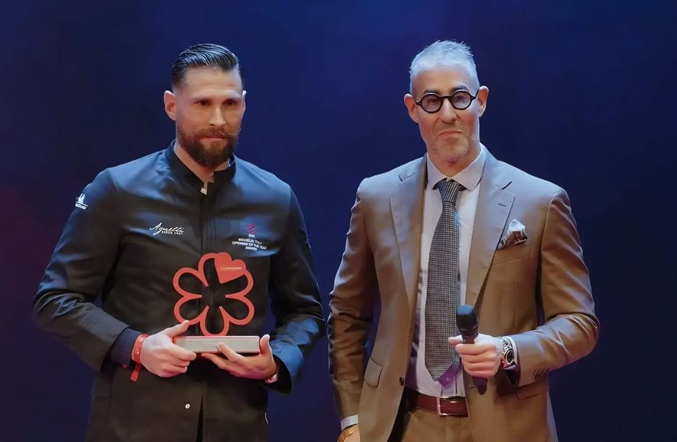 Gian Marco Bianchi riceve il Michelin Opening of the year Award da Angelo Agnelli