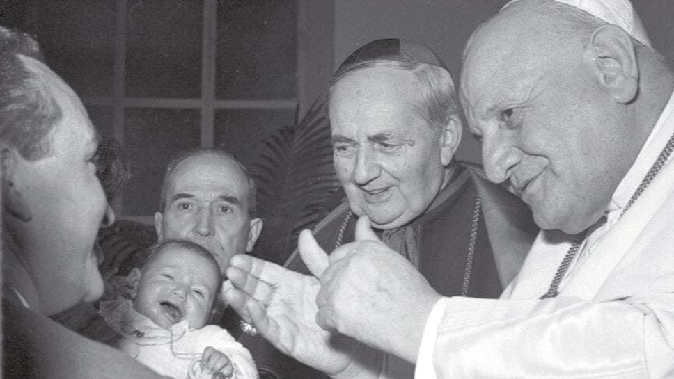Papa Giovanni XXIII con un bimbo in un’immagine d’archivio