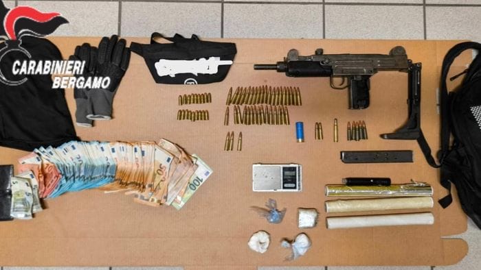 Treviglio, arrestato un pericoloso latitante: in auto una mitragliatrice da guerra e droga