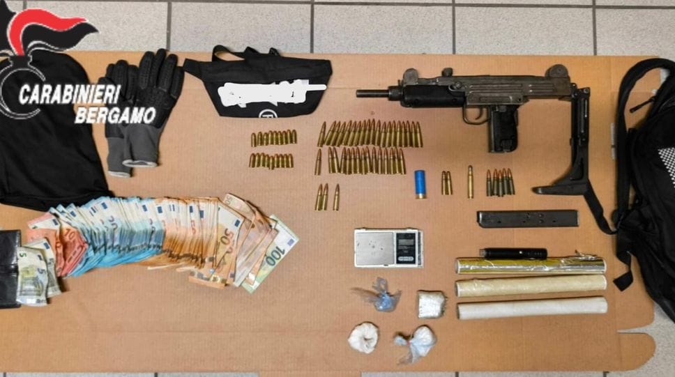 Ia mitragliatrice, i soldi e la droga sequestrati a un algerino di 32 anni che era latitante e che i carabinieri di Treviglio hanno fermato a Calcio