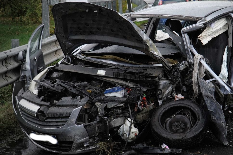 L’auto, distrutta nel frontale