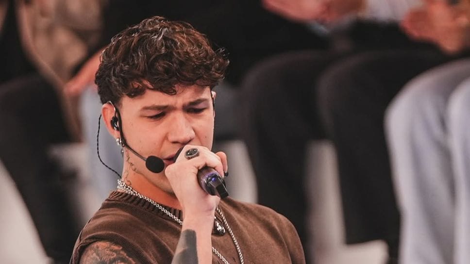 Simone Opini, 24 anni di Bergamo,  durante l’esibizione ad Amici