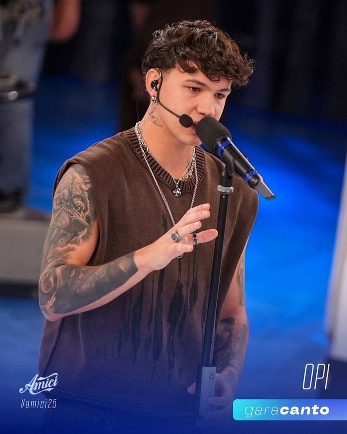 Il cantante bergamasco Opi,  durante l'esibizione messa in onda nella sesta puntata di Amici