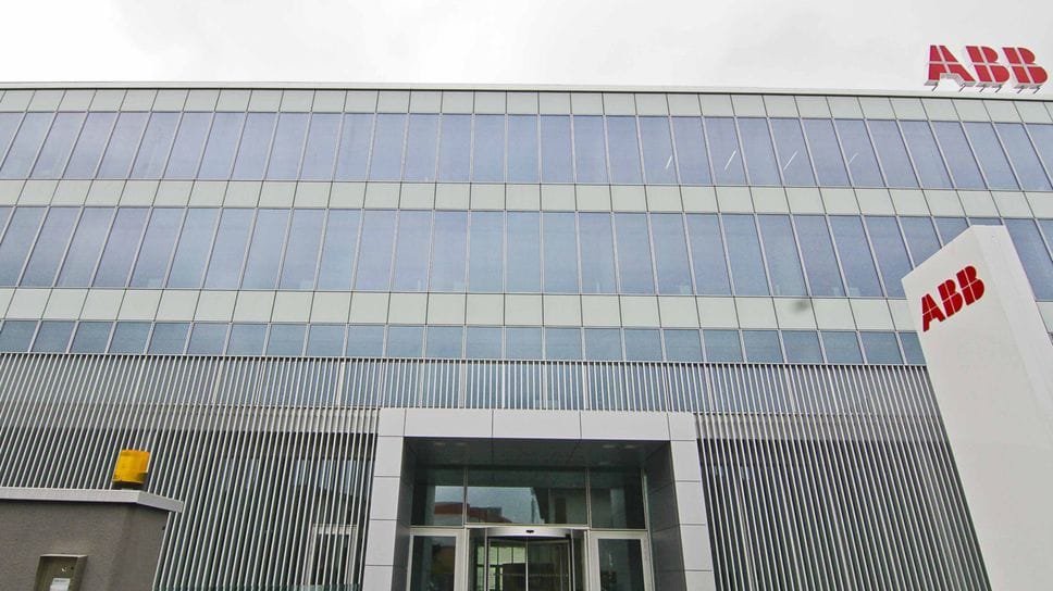 L’ingresso della sede di via Pescaria in città dove lavorano solo colletti bianchi