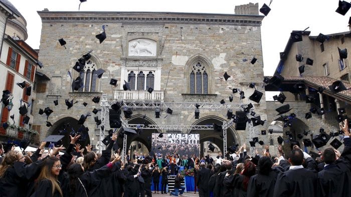 Giovani, la laurea non basta: rischio lavoro povero per il 13%