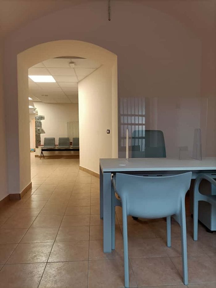 Un ambiente interno destinato all’utenza e alle associazioni con la sala di attesa degli ambulatori sullo sfondo