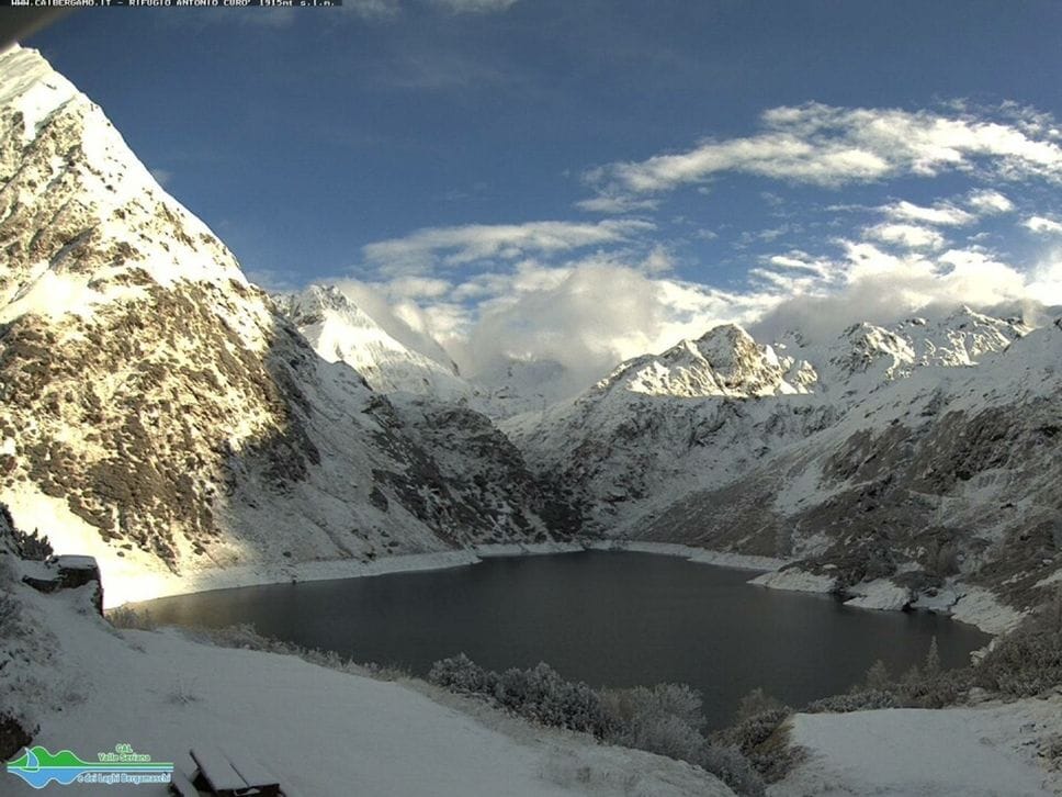 Il pizzo Recastello e la diga del Barbellino visti dalla webcam del rifugio Curò