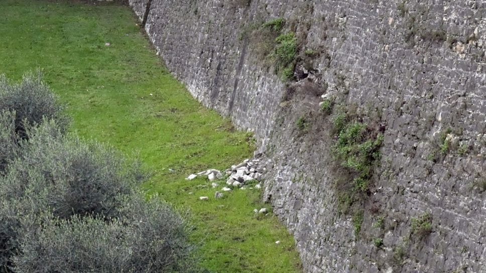 Le pietre cadute nella zona di via Tre Armi