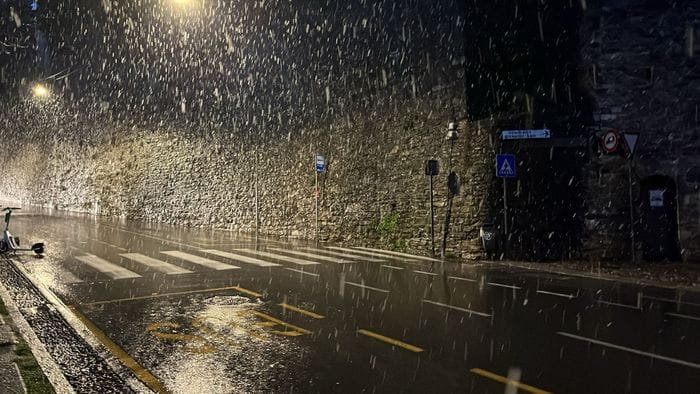 https://storage.ecodibergamo.it/media/photologue/2025/11/21/photos/cache/bergamo-si-sveglia-con-la-neve_5e1cdc7a-c6a2-11f0-bfb0-f7fb2d03a348_1920_1080_v3_large_16_9.jpeg