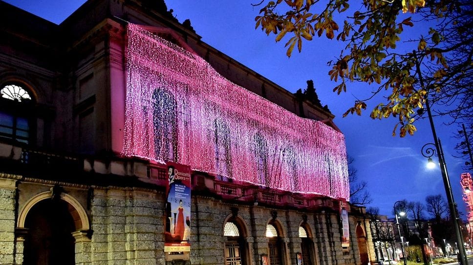 L’installazione sulla facciata del Teatro Donizetti