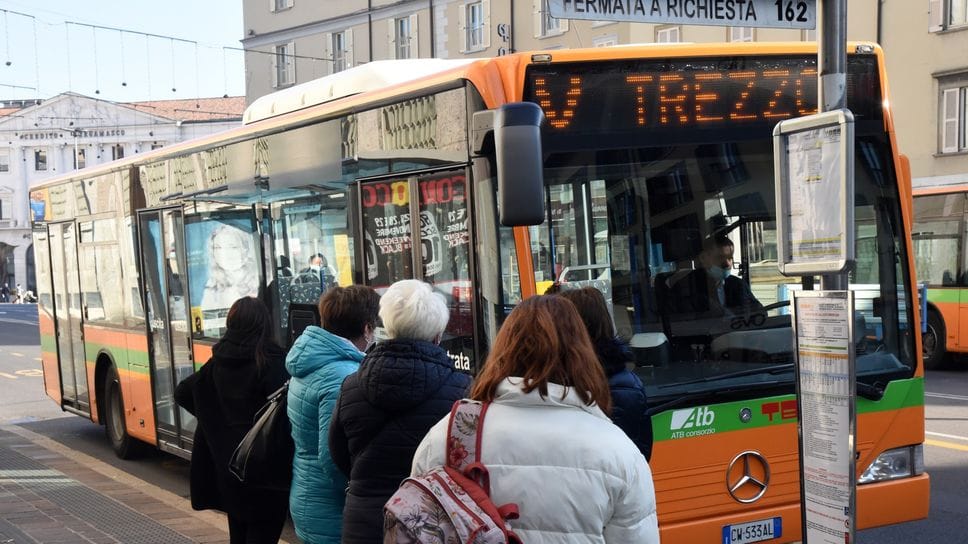 In attesa di salire sul pullman, in una foto di repertorio