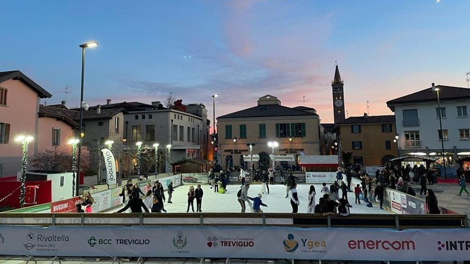 La pista di pattinaggio in piazza Setti a Treviglio in una delle scorse edizioni