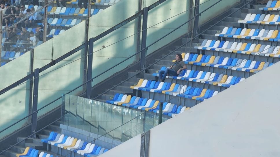 Uno dei due tifosi nel settore ospiti a Napoli, nella scorsa stagione