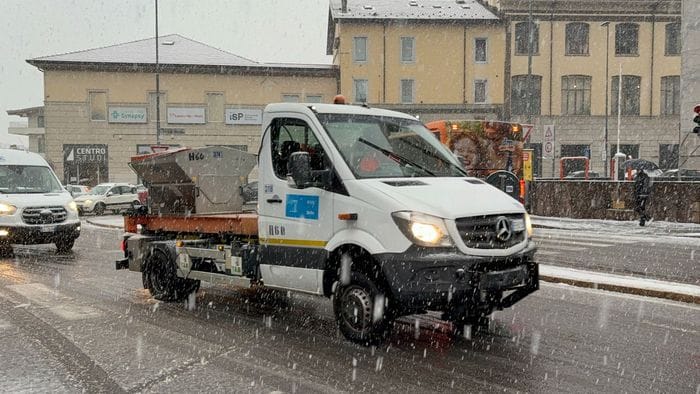 https://storage.ecodibergamo.it/media/photologue/2025/11/21/photos/cache/spargisale-in-azione-dalla-serata-di-giovedi-piano-neve-attivo-a-bergamo_9c9240b0-c6bd-11f0-bfb0-f7fb2d03a348_1920_1080_v3_large_16_9.jpeg
