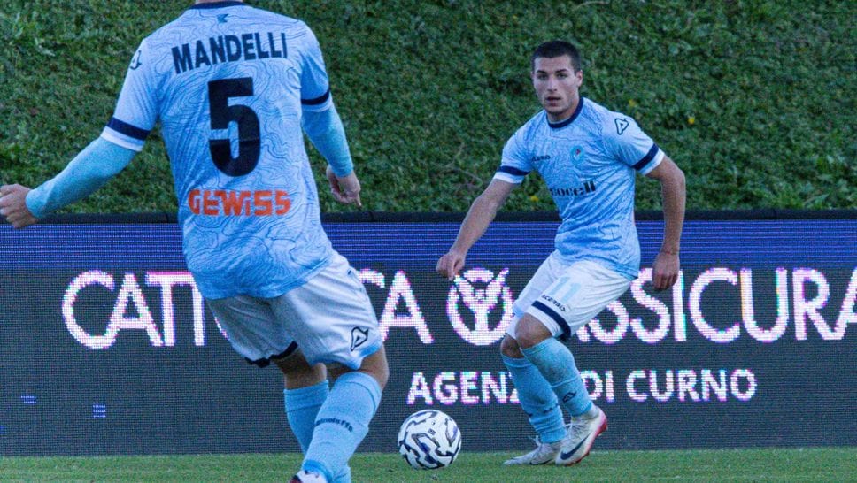 Giacomo Sali con la palla tra i piedi: l’attaccante bluceleste ha avuto la chance migliore per l’1-1 nella ripresa ma il portiere del Lumezzane Drago si è opposto