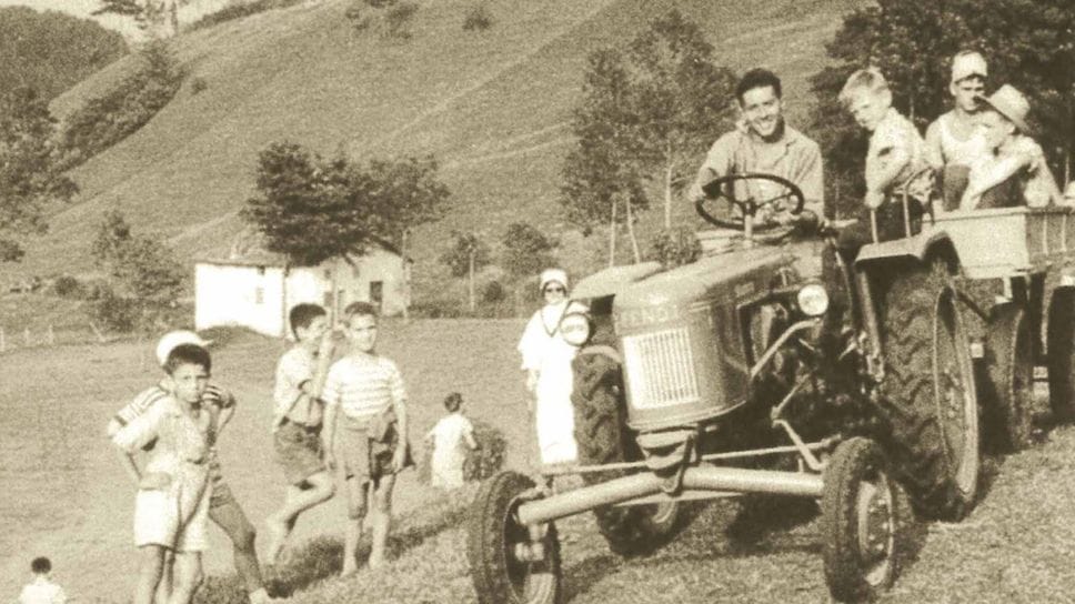 Lavori agricoli negli Anni Sessanta, con i bambini intorno al trattore