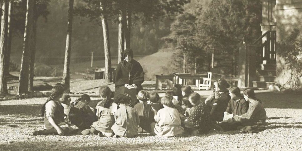 Lezione all’aperto con una suora Preziosina, nel   1926
