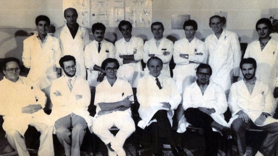 L’équipe degli Ospedali Riuniti che operò Roberto Failoni, il primo trapiantato di cuore a Bergamo. La foto venne scattata prima dello storico intervento. Lucio Parenzan è il quarto da sinistra seduto