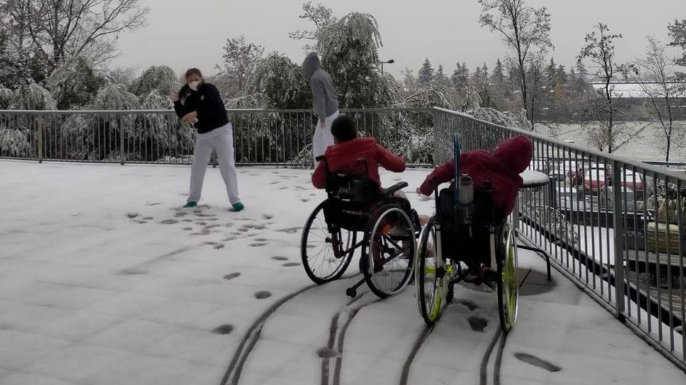 Le due bambine palestinesi giocano a palle di neve con le terapiste
