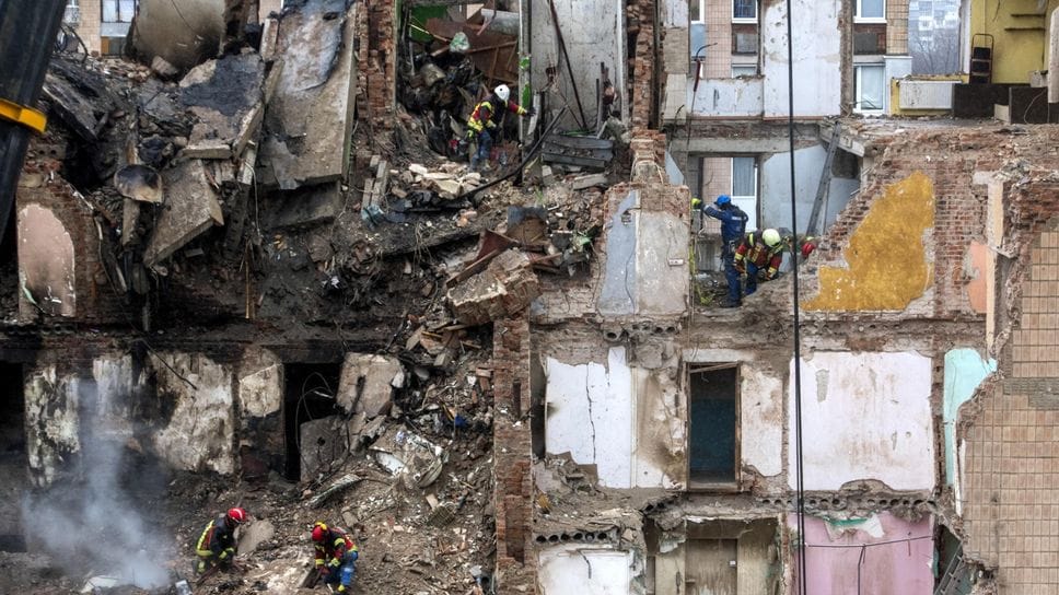 La ricerca degli scomparsi nel bombardamento russo di un condominio a Ternopil