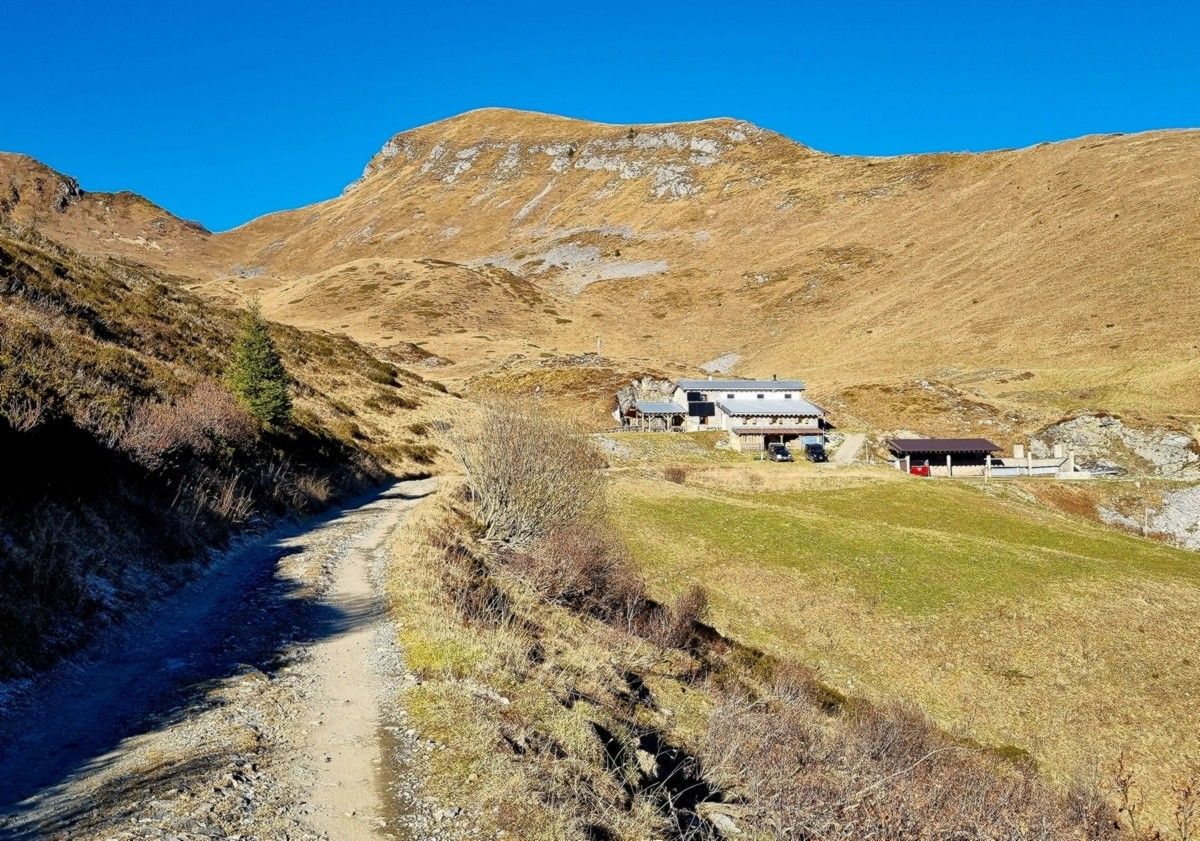 Il rifugio Campione con il monte Campione