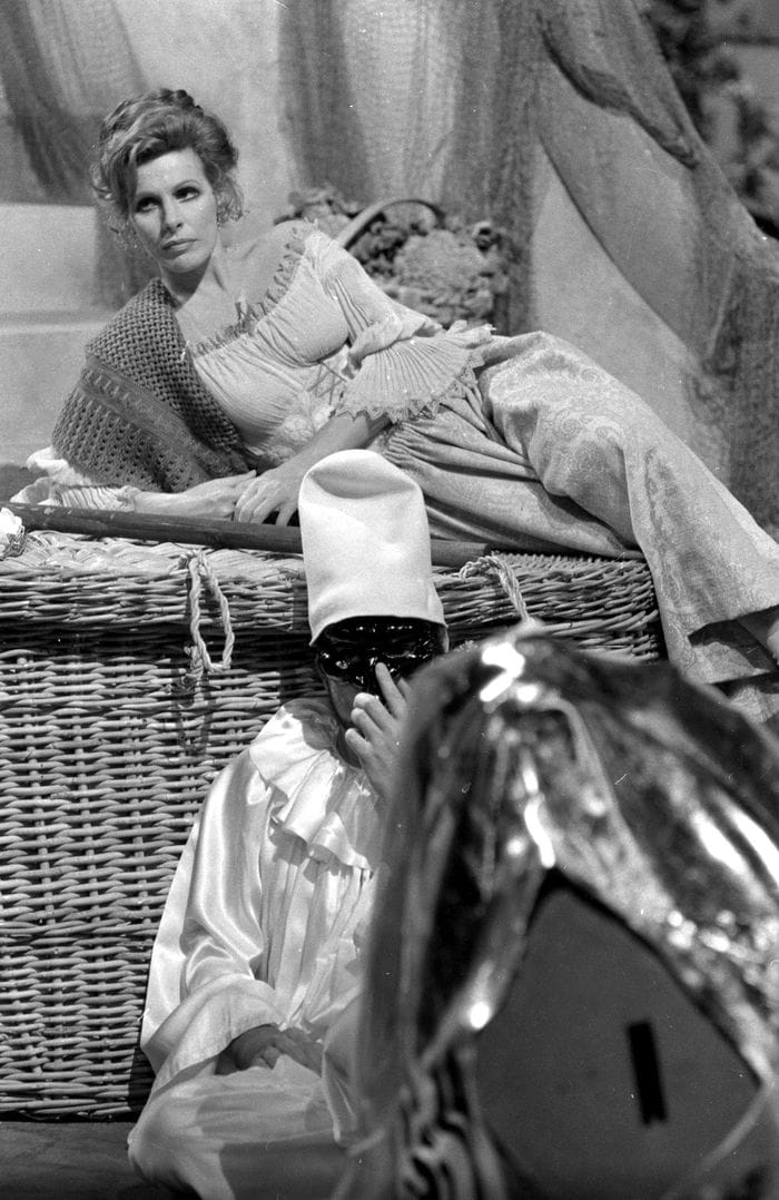 Fatti e Fattacci con Ornella Vanoni e Gigi Proietti vestito da pulcinella. Era il 1975