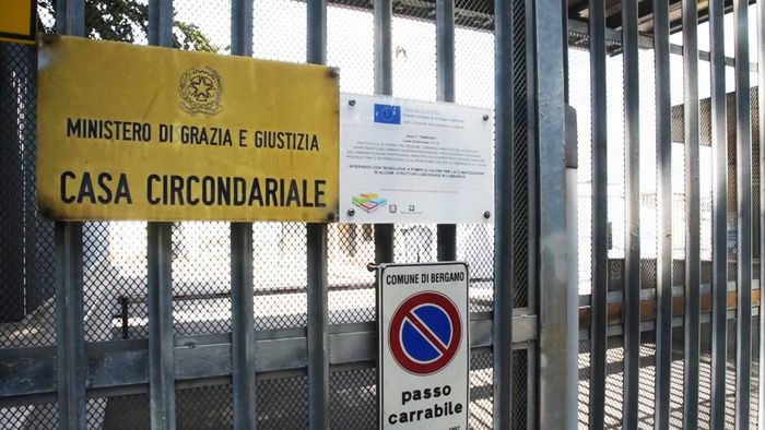 violava i domiciliari e nascondeva un cellulare non autorizzato a osio sotto arrestato 26enne