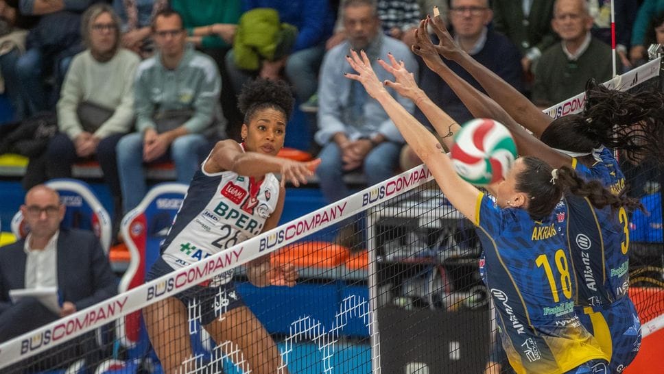 Ailama Cese Montalvo in azione nel match vinto contro Monviso: domenica 23 a Treviglio la schiacciatrice rossoblù guiderà Bergamo nella sfida contro Cuneo