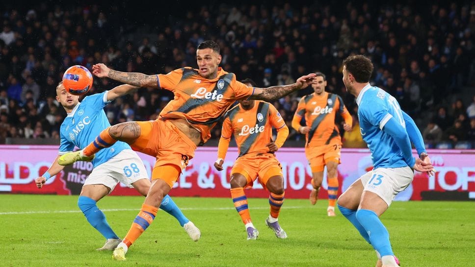 Gianluca Scamacca in gol contro il Napoli, nel ko al Maradona: il centravanti potrebbe giocare dal 1’ mercoledì 26 in Champions contro l’Eintracht