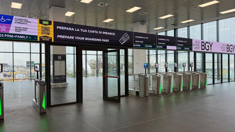 Il nuovo ingresso verso i controlli di frontiera. Ci sono linee dedicate a famiglie e disabili