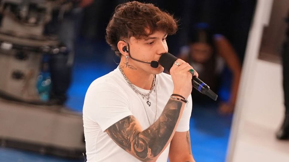 Un fotogramma di Opi durante l’ultima esibizione ad «Amic» di Maria De Filippi sabato 22 novembre 2025