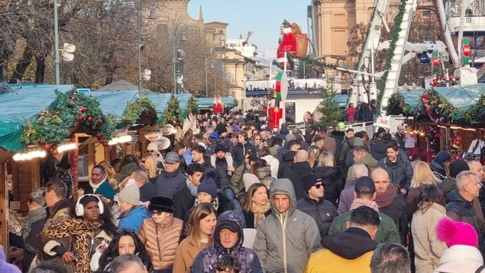 Natale a Bergamo, pienone in centro: in centinaia in coda per Santa Lucia   Foto e video
