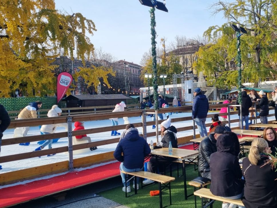 La pista di pattinaggio in piazzale degli Alpini