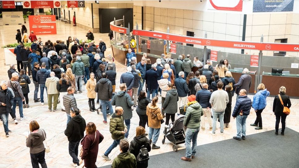 L’ingresso della Fiera del Mobile 2025 in via Lunga a Bergamo