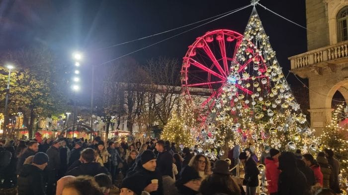 https://storage.ecodibergamo.it/media/photologue/2025/11/23/photos/cache/un-filo-di-luce-lungo-10km-che-unisce-tutti-i-quartieri-a-bergamo-il-natale-si_09b27fc4-c89a-11f0-bfb0-f7fb2d03a348_1920_1080_v3_large_16_9.jpeg