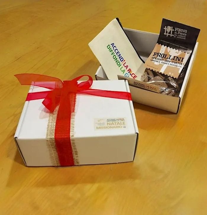 una scatola contenente biscotti prodotti nel carcere di Bergamo dalla cooperativa sociale Calimero