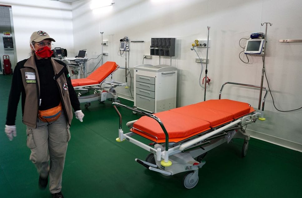 Letti dell'ospedale da campo in Fiera durante il coronavirus