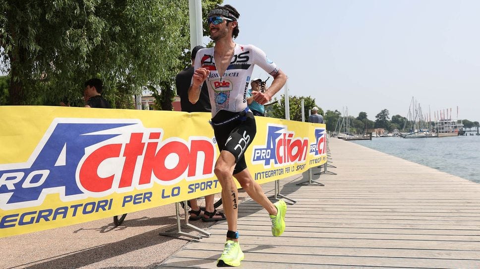 Michele Sarzilla, qui impegnato a Bardolino in estate, continua a stupire: a 37 anni all’esordio nell’Iron Man ha centrato la qualificazione per i Mondiali 2026
