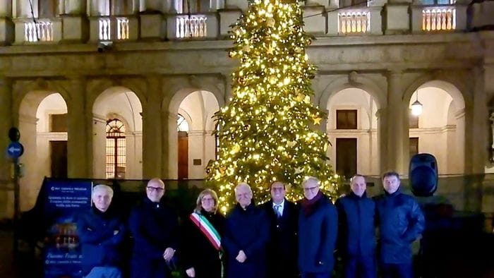 https://storage.ecodibergamo.it/media/photologue/2025/11/24/photos/cache/piazza-vecchia-si-accende-lalbero-della-solidarieta_39fcd418-c971-11f0-b2e2-19db71bb2f4f_1920_1080_v3_large_16_9.jpeg